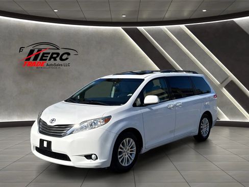Used 2011 Toyota Sienna XLE w/ XLE Navigation Pkg FWD image 15