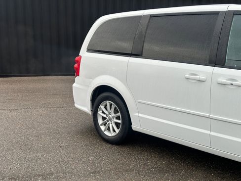 Used 2017 Dodge Grand Caravan SE image 4