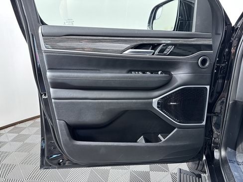 Used 2022 Jeep Wagoneer Series III w/ Premium Group I AWD/4WD image 31