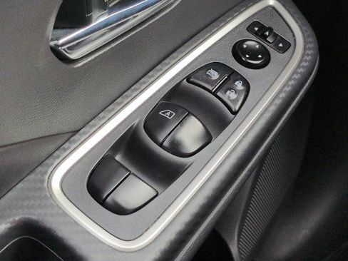 Used 2025 Nissan Versa SR FWD image 21