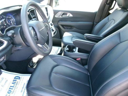 Used 2025 Chrysler Pacifica Select FWD image 14