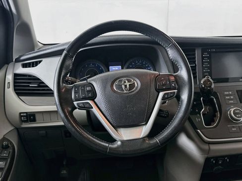 Used 2020 Toyota Sienna XLE FWD image 18