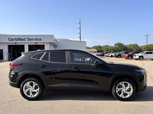 New 2026 Chevrolet Trax LS w/ LS Convenience Package FWD image 4