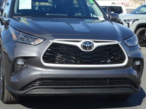 Used 2025 Toyota Highlander XLE image 4