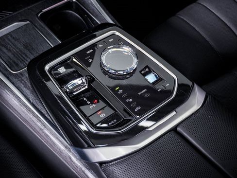 Used 2025 BMW 740i xDrive image 30