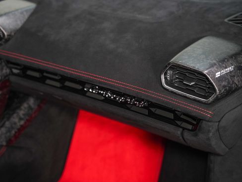 Used 2018 Lamborghini Huracan Performante AWD/4WD image 30