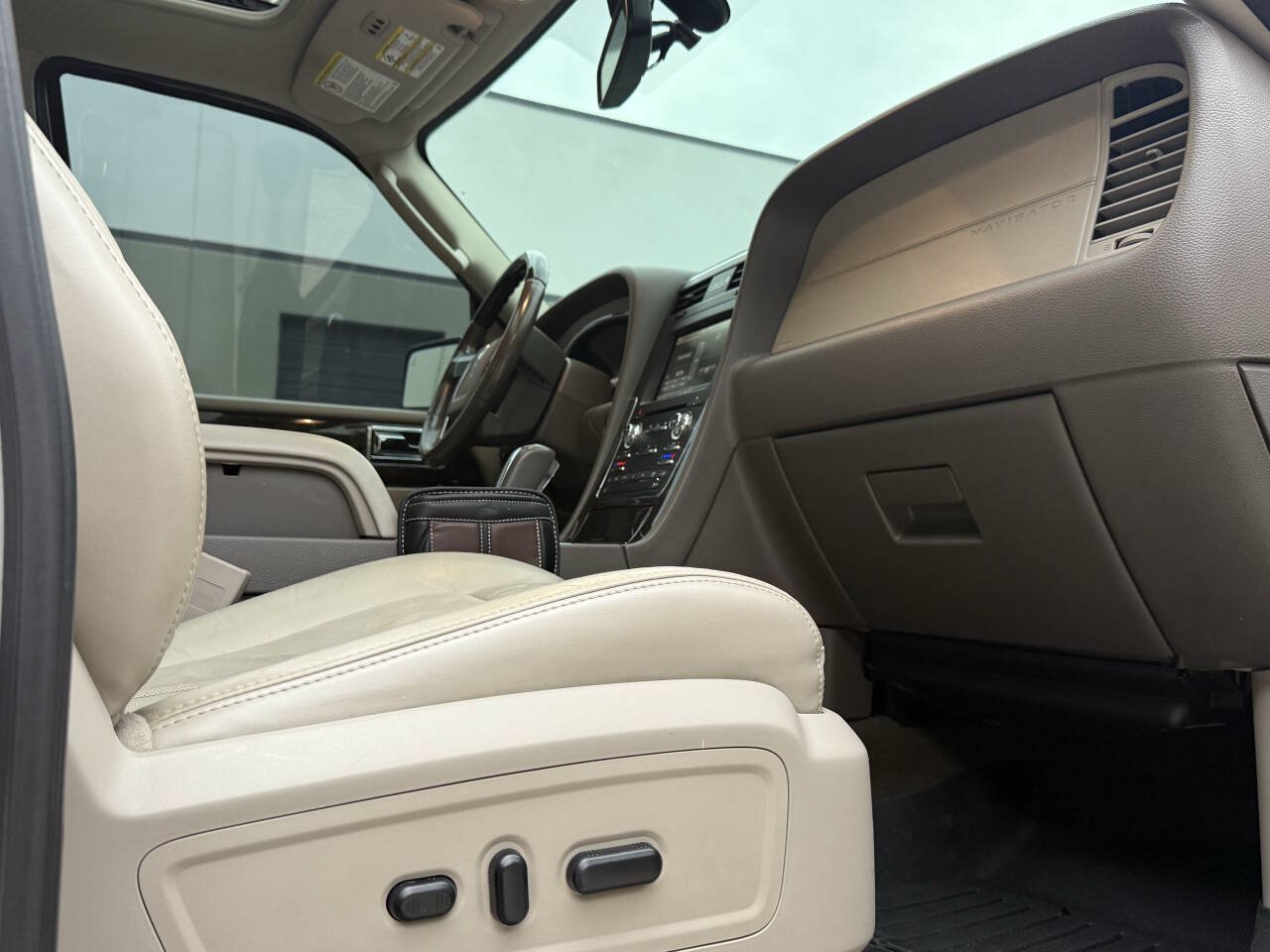 Used 2015 Lincoln Navigator 2WD image 23