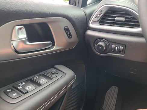 New 2023 Chrysler Pacifica Limited w/ Uconnect Theater Family Group image 21