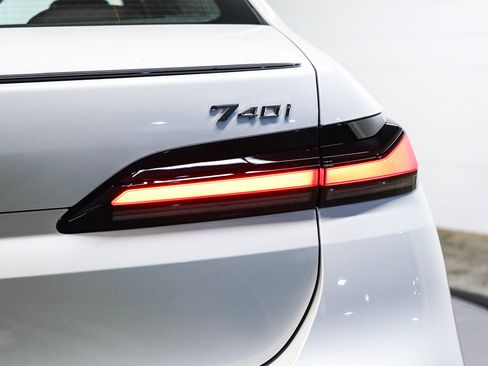 Used 2025 BMW 740i w/ Premium Package RWD image 7