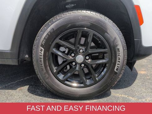 Used 2025 Jeep Grand Cherokee Laredo X w/ Luxury Tech Group I AWD/4WD image 9