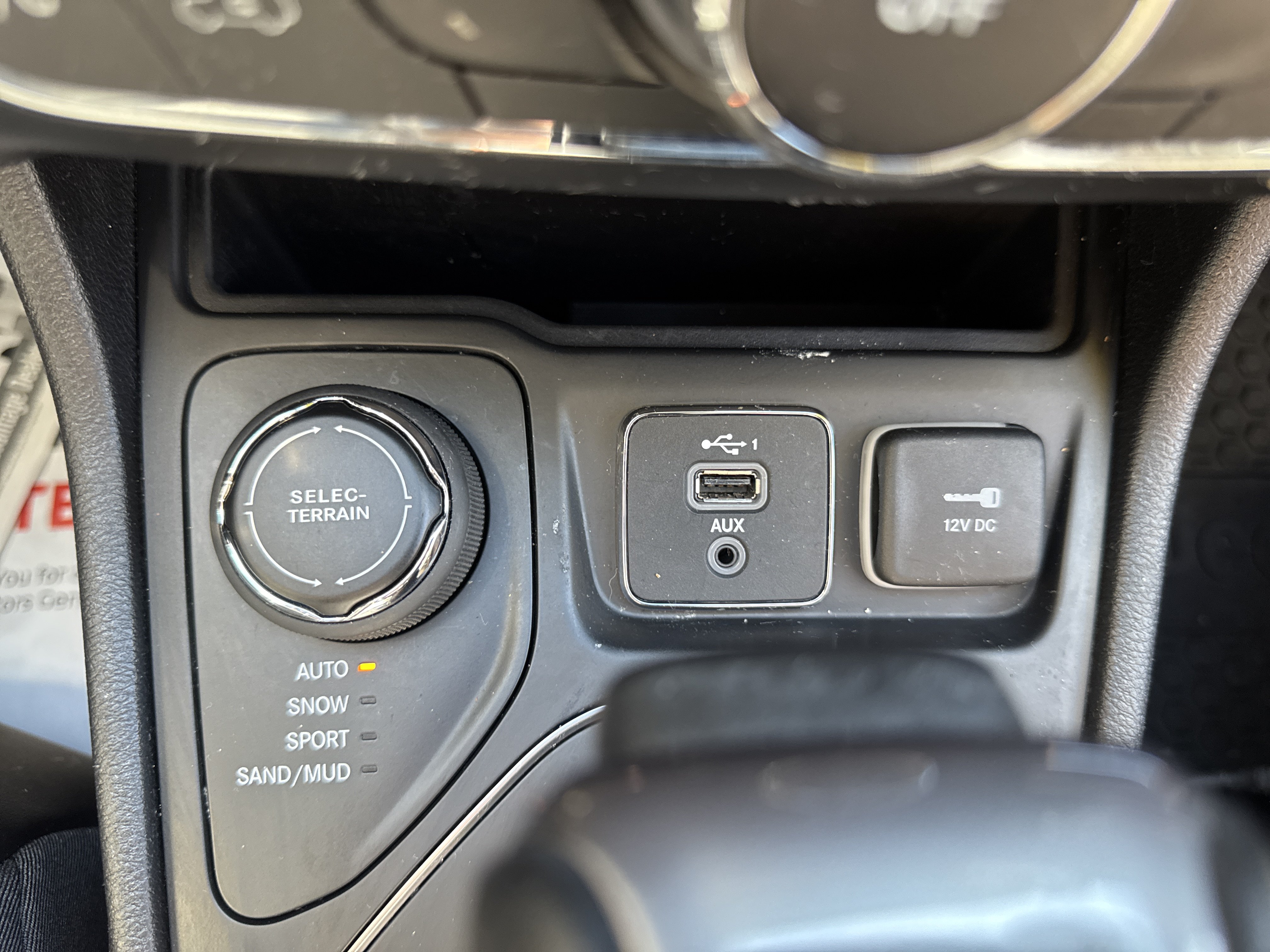 Used 2020 Jeep Cherokee Latitude Plus w/ Cold Weather Group AWD/4WD image 14