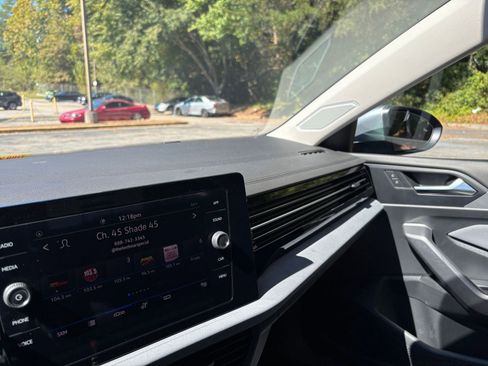 Used 2025 Volkswagen Jetta SE image 35