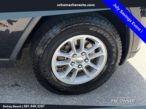Used 2019 Jeep Grand Cherokee Laredo AWD/4WD image 9