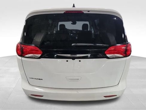 Used 2023 Chrysler Voyager LX image 4