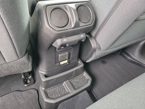 Used 2025 Jeep Wrangler Unlimited Sahara image 16