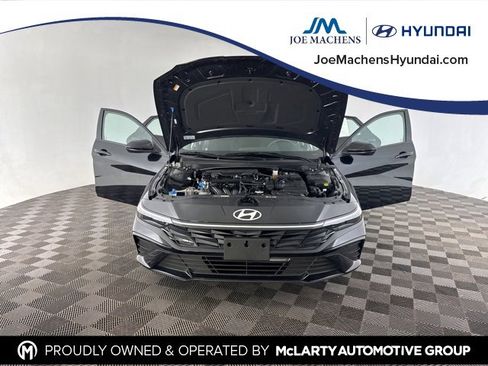 Certified 2025 Hyundai Elantra SE image 13