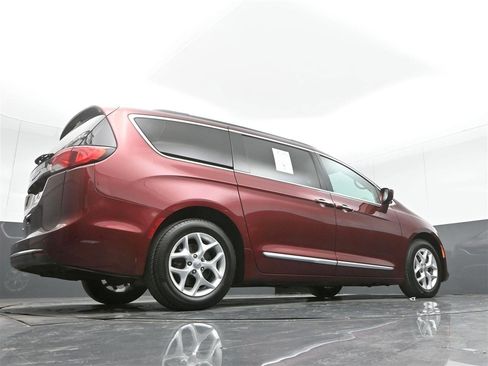 Used 2017 Chrysler Pacifica Touring-L w/ Tire & Wheel Group image 34