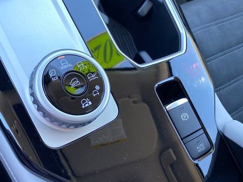 New 2025 Mitsubishi Outlander SE image 18