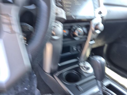 Used 2020 Toyota 4Runner SR5 AWD/4WD image 12