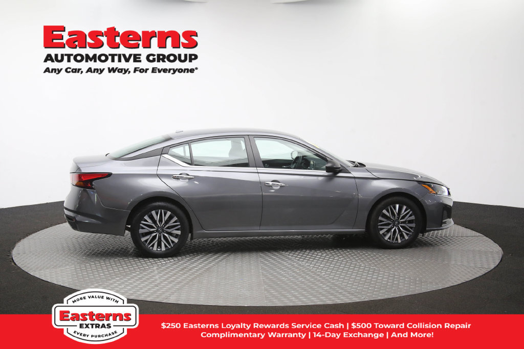 Used 2025 Nissan Altima 2.5 SV FWD image 44
