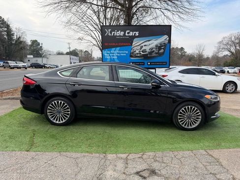 Used 2017 Ford Fusion SE w/ Fusion SE Technology Package image 2