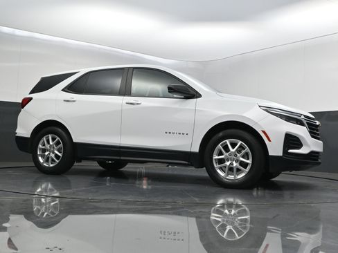 Used 2022 Chevrolet Equinox LS w/ LS Convenience Package AWD/4WD image 39