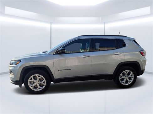 Used 2024 Jeep Compass Latitude image 6