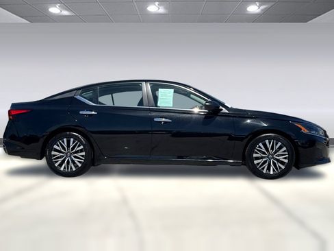 Used 2025 Nissan Altima 2.5 SV FWD image 8