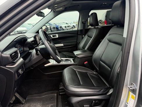 Used 2023 Ford Explorer XLT w/ Equipment Group 202A image 6