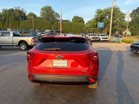 Used 2024 Chevrolet Trax RS w/ Sunroof Package FWD image 4