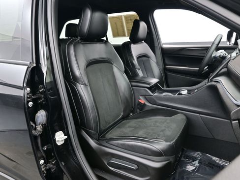 Used 2024 Jeep Grand Cherokee Altitude image 14