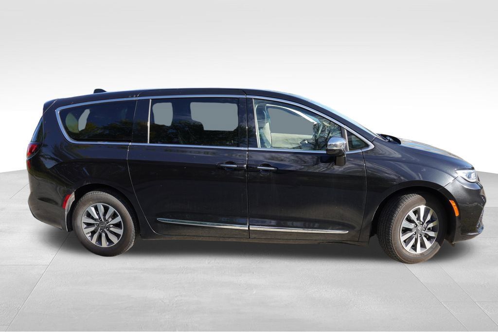 Used 2023 Chrysler Pacifica Limited FWD image 2