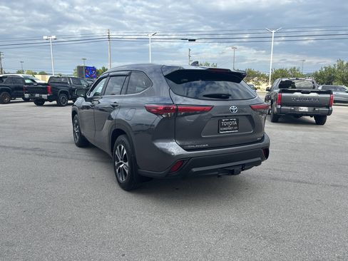 Used 2023 Toyota Highlander XLE AWD/4WD image 14