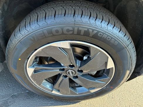 Certified 2025 Nissan Rogue SV AWD/4WD image 9