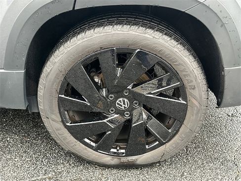 Certified 2024 Volkswagen Taos SE image 19