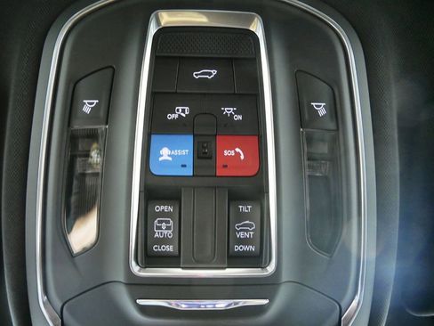 Used 2024 Jeep Grand Cherokee Altitude image 51