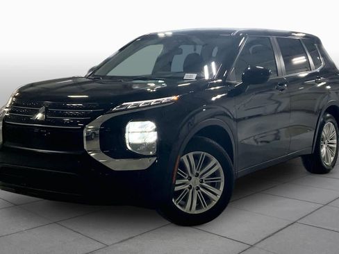Used 2023 Mitsubishi Outlander ES FWD image 2