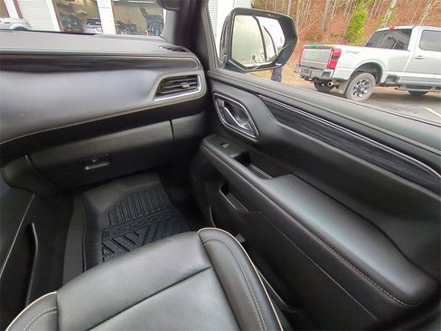 Used 2024 GMC Yukon SLT w/ SLT Luxury Package image 17