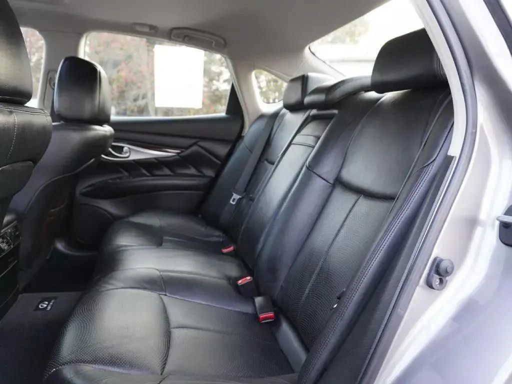 Used 2011 INFINITI M37 w/ Premium Pkg RWD image 39