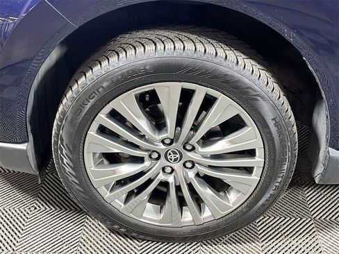 Certified 2024 Toyota Venza XLE image 27