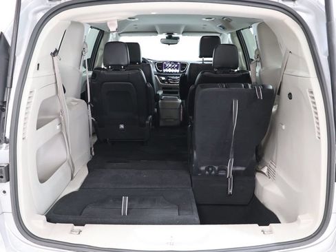Used 2024 Chrysler Pacifica Touring-L FWD image 33