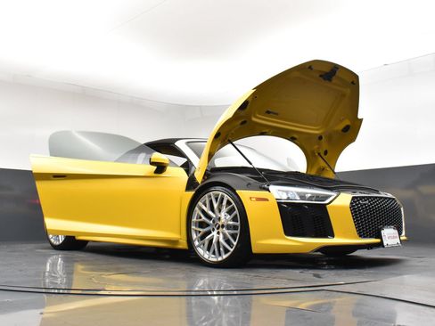 Used 2017 Audi R8 V10 w/ Carbon Exterior Package AWD/4WD image 31