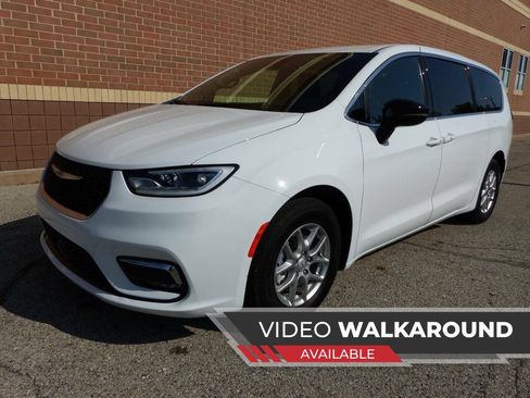 Used 2026 Chrysler Pacifica Select FWD image 1