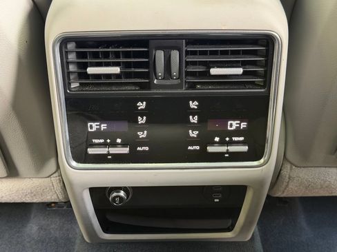 Used 2022 Porsche Cayenne AWD/4WD image 52