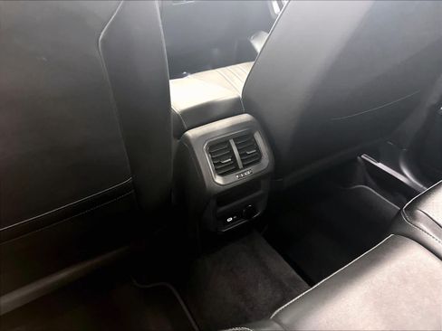 Used 2023 Volkswagen Tiguan SE FWD image 13