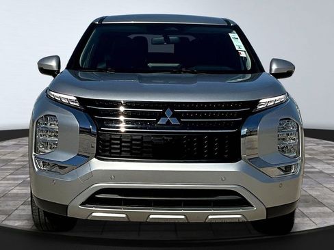 Used 2024 Mitsubishi Outlander SE image 2
