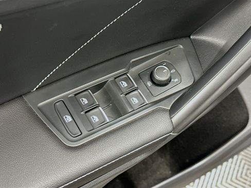 Used 2023 Volkswagen Tiguan SE w/ Panoramic Sunroof Package AWD/4WD image 15