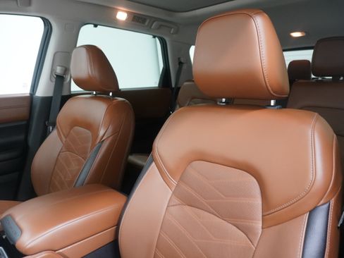 Used 2023 Nissan Pathfinder Platinum w/ Lighting Package (N93) FWD image 11