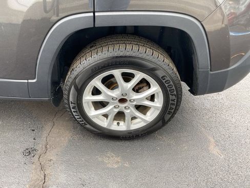 Used 2016 Jeep Cherokee Latitude w/ Cold Weather Group image 17