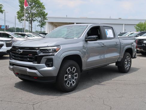 Used 2024 Chevrolet Colorado Z71 w/ Z71 Convenience Package 2 AWD/4WD image 5